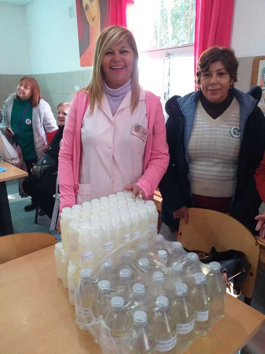 Donación de artículos de higiene para Damas de Rosa